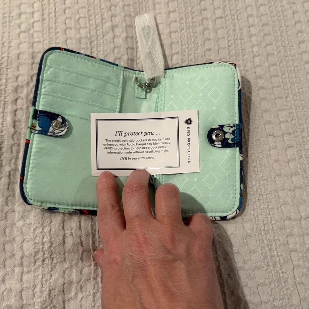 VERA BRADLEY RFID Accordion Wristlet in 